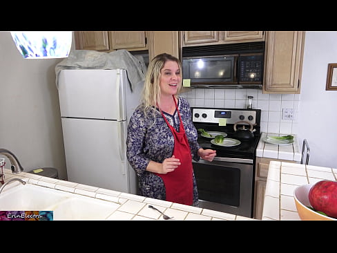❤️ Matrigna che lo munge in cucina prima del suo appuntamento ❤️ Porno vkal it.hentaizm.ru ❤️