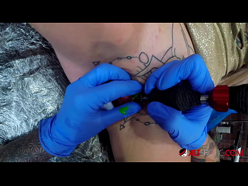 ❤️ Estremamente tatuato hottie Sully Savage ottenuto un tatuaggio sul suo clitoride ❤️ Porno vkal it.hentaizm.ru ❤️